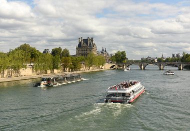 Paris, Fransa 'daki Seine nehrinde turist gemisi