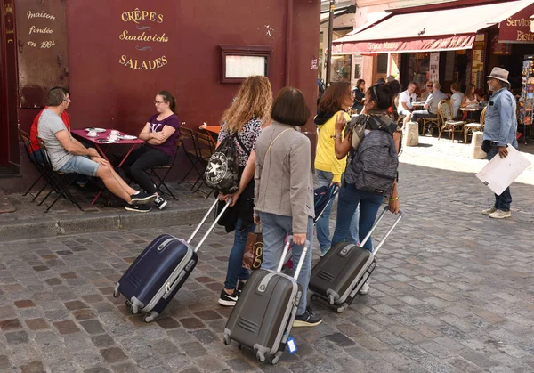 2019年9月2日 在巴黎蒙特马尔特 Montmartre 带着行李箱的游客 — 图库照片