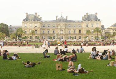 Paris, Fransa - 27 Ağustos 2019: Paris 'teki Lüksemburg Bahçeleri' nin çimlerinde dinlenen bir halk.