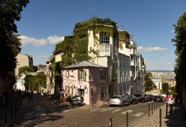 Paris, Fransa - 2 Eylül 2019: Montmartre, Paris 'teki kafede insanlar. 