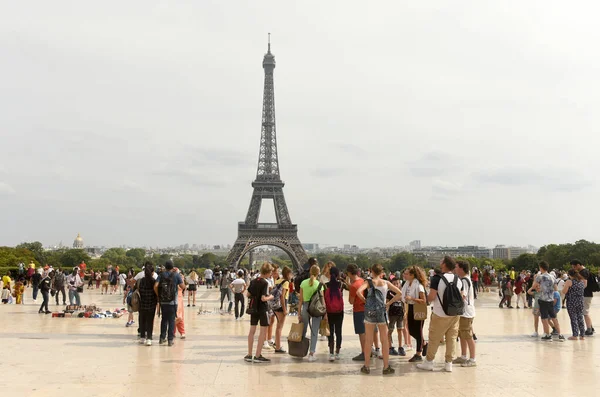 Париж Франция Августа 2019 Года Толпа Людей Трокадеро Возле Эйфелевой — стоковое фото