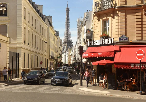 Paris França Agosto 2019 Povo Rua Paris Com Torre Eiffel — Fotografia de Stock