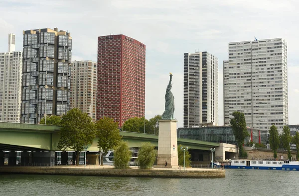 法国巴黎 2019年8月28日 巴黎自由女神像 位于法国巴黎格雷诺尔桥上的自由女神像复制品 — 图库照片