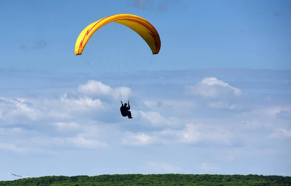 Paraglidista Modré Obloze — Stock fotografie