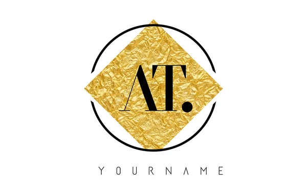 Logotipo de letra AT con textura de lámina de oro . — Vector de stock