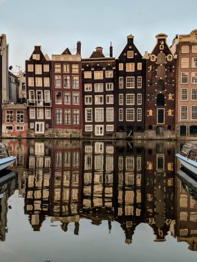 Hollanda, Amsterdam 'da geleneksel eski binalar