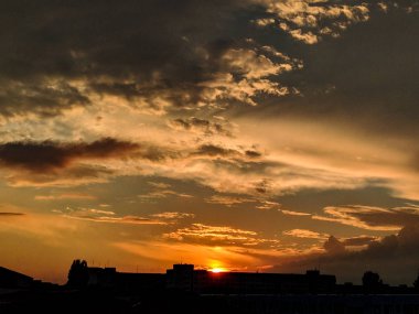 Şehir manzarasında huzurlu bir gün batımı
