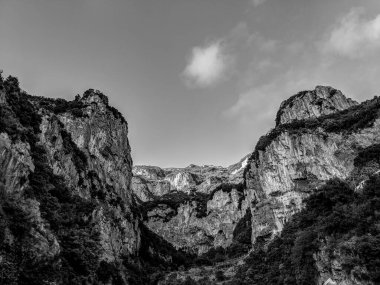 İtalya 'nın Amalfi Sahil Hattı' nda mavi gökyüzü arka planına sahip Dağların Siyah ve Beyaz Fotoğrafları