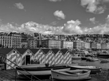 Akdeniz kıyısındaki Napoli Körfezi 'nin, limanın ve balıkçı teknelerinin siyah ve beyaz fotoğrafları. İtalya. Deniz Burnu.