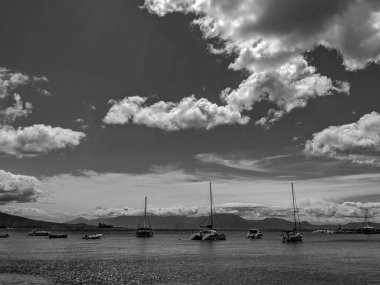 Napoli Körfezi 'nin Siyah ve Beyaz Fotoğrafları. Ön planda tekneleri olan Napoli, İtalya.