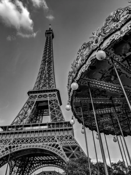 Černobílá Fotografie Kolotoče Parku Poblíž Eiffelovy Věže Paříži — Stock fotografie