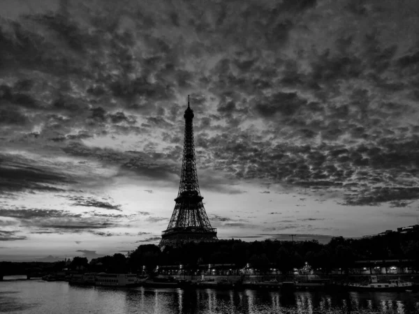 Черно Белое Изображение Эйфелевой Башни Реки Восходе Солнца Париже Франция — стоковое фото
