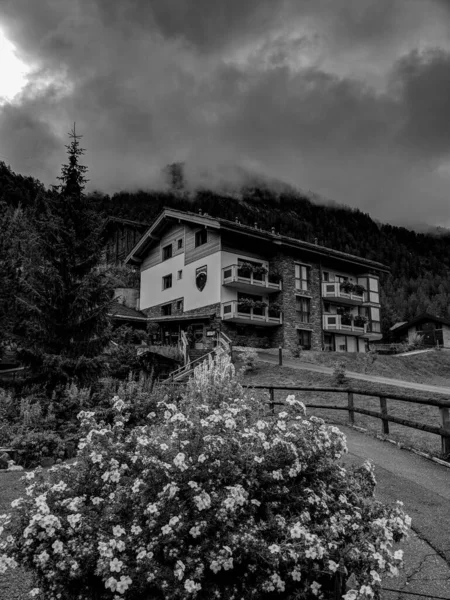 Schwarz Weiß Fotografie Einer Strassenansicht Eines Schönen Hauses Zermatt Alpendorf — Stockfoto