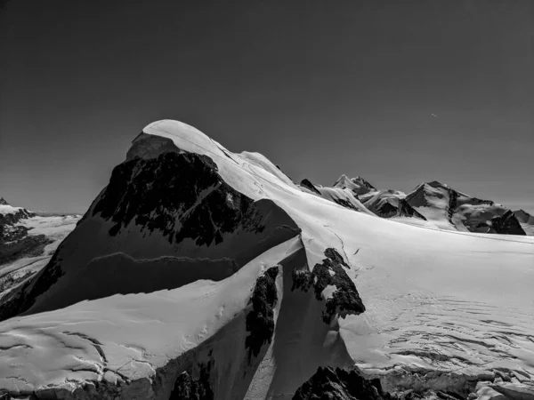 瑞士阿尔卑斯山高空雪峰的黑白摄影图 — 图库照片