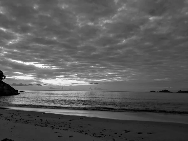 Seyşeller Bulutlu Gökyüzü Barışçıl Okyanusla Gün Batımının Siyah Beyaz Fotoğrafı — Stok fotoğraf