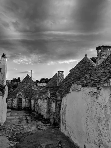 Czarno Biała Fotografia Tradycyjnych Domów Trulli Suchymi Kamiennymi Ścianami Stożkowymi — Zdjęcie stockowe