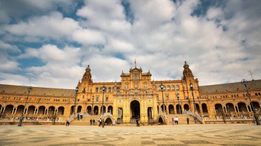 Seville, İspanya - 20 Şubat 2020 - İspanya 'nın Seville Şehir Merkezi' ndeki Plaza de Espana / İspanya Meydanı içindeki güzel pavyon binalarının Mavi Saati.