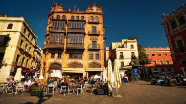 Seville, İspanya - 18 Şubat 2020 - İspanya 'nın Seville Şehir Merkezi yakınlarındaki güzel San Francisco Plaza' da insanlar tapas ve kahvenin tadını çıkarıyorlar..