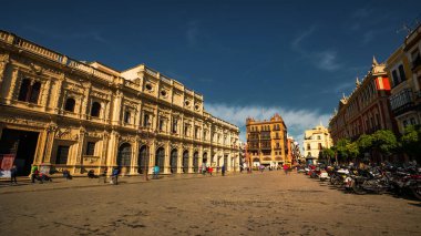 Seville, İspanya - 18 Şubat 2020 - Sevilla İl Meclisi / Casa Consistorial de Sevilla, Plateresk tarzı bir bina Seville City, İspanya 'daki Plaza San Francisco' da birçok güzel mimari detay barındırıyor..