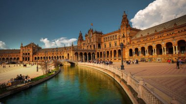 Seville, İspanya - 18 Şubat 2020 - Seville City 'deki Plaza de Espana (İspanya Meydanı) Kanalı, Tahta Kürek Gemileri, Turistler ve Mimarlık Detayları.