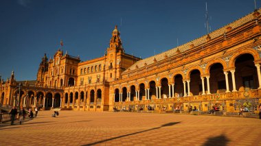 Seville, İspanya - 20 Şubat 2020 - İspanya 'nın Seville Şehir Merkezi' ndeki Plaza de Espana / İspanya Meydanı içindeki güzel pavyon binalarının Mavi Saati.