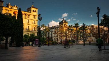 Seville, İspanya - 20 Şubat 2020 - Hispalis Çeşmesi (Roma Sevili) ve Alfonso XIII Oteli, 1929 yılında İspanya 'nın Sevilla şehrinde Ibero-Amerikan Sergisi için inşa edildi..