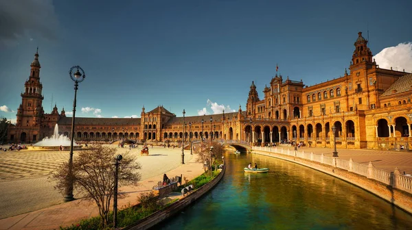Seville, İspanya - 18 Şubat 2020 - Seville City Center, İspanya 'da kanalı olan Plaza de Espana (İspanya Meydanı), tahta kürek çeken tekneler ve turistler ziyaret ediyor..