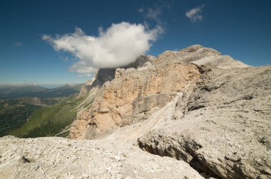 İtalyan yazında dolomitlerin manzarası