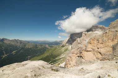 İtalyan yazında dolomitlerin manzarası