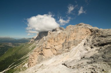 İtalyan yazında dolomitlerin manzarası