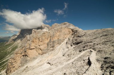 İtalyan yazında dolomitlerin manzarası