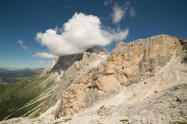 İtalyan yazında dolomitlerin manzarası