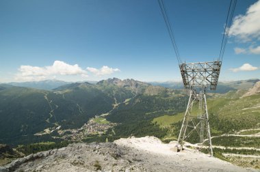Yazın İtalya 'da dağ manzarası