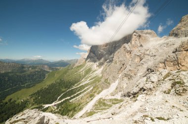 Yazın İtalya 'da dağ manzarası