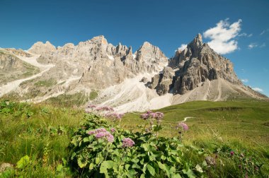 İtalya 'da Dolomiti manzarası