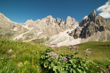 İtalya 'da Dolomiti manzarası