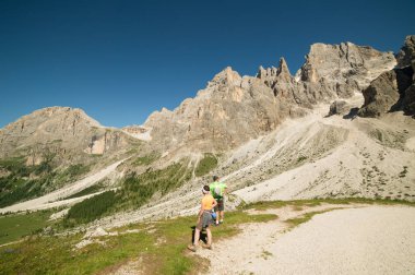 İtalyan alp doğada yürüyüş