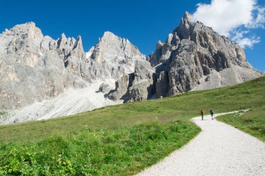 İtalyan alp doğada yürüyüş
