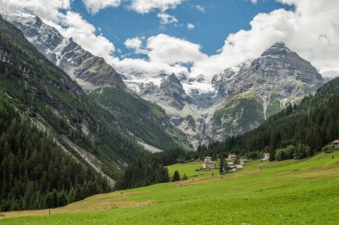 Yazın İtalyan Alpleri manzarası