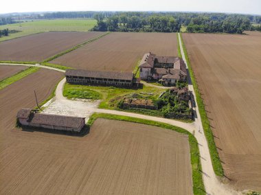 İtalyan tarlalarının ve tepelerinin havadan görünüşü
