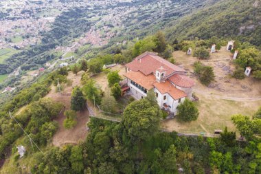 İtalyan tarlalarının ve tepelerinin havadan görünüşü