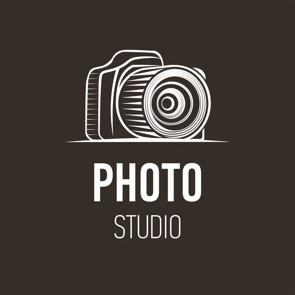 Símbolo de silueta de cámara fotográfica sobre fondo oscuro. Diseño de Logo para estudio fotográfico — Vector de stock