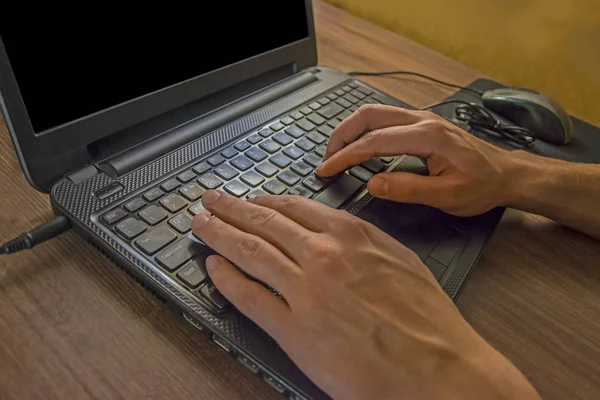 男のラップトップ コンピューターのキーボードで入力します。 — ストック写真