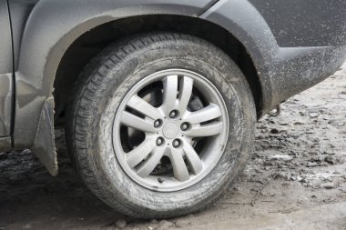 Araba tekerlek closeup kirli. Çamur içinde Vechicle lastik
