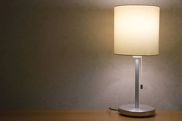 Bordlampa över vit vägg bakgrund. Moderna minimalistiska nattlampa för sovrum inredning. — Stockfoto