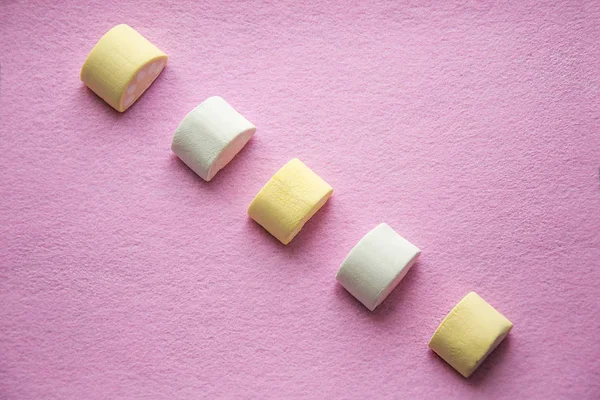 Κάτοψη του παστέλ χρώμα marshmallow σε όμορφη ροζ φόντο. Ταπετσαρία υφή. — Φωτογραφία Αρχείου