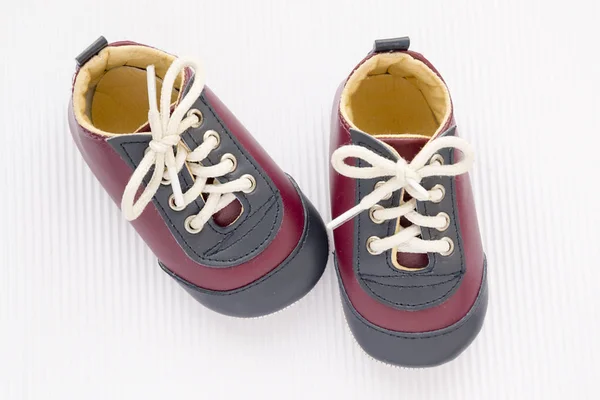 Sapatos pequenos bonitos do bebê no fundo branco. Calçado para criança de couro . — Fotografia de Stock