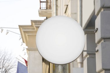 Şablon işareti mockup açık havada. Vintage bina üzerinde beyaz reklam billboard.