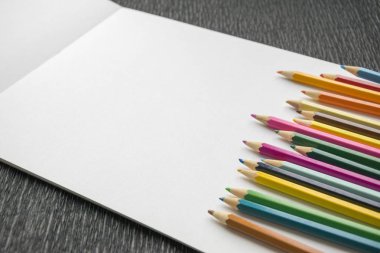 Renkli kalemler alan sınır beyaz şablon kağıt arka plan üzerinde kopyalayın..