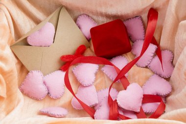 Sevgiliye arka plan alyans kutusu ve aşk mektubu ile.